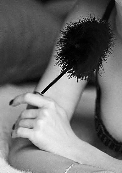 B&W FEATHER TICKLER